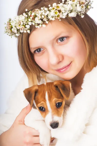 Woman in floral wreath with Jack Russell Terrier puppy — Stock Photo, Image