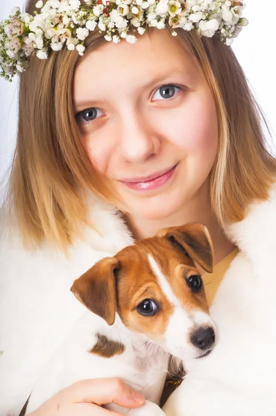 花环与可爱的小狗的女人 — 图库照片