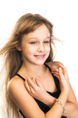 saç üfleme ile mutlu küçük kız