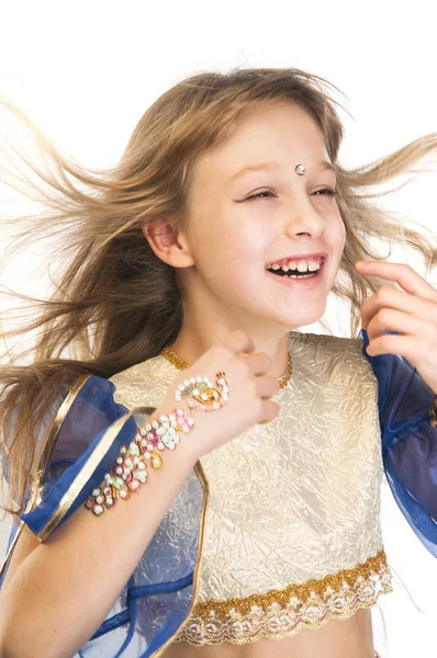 Ragazza in costume indiano con soffiatura dei capelli — Stok fotoğraf