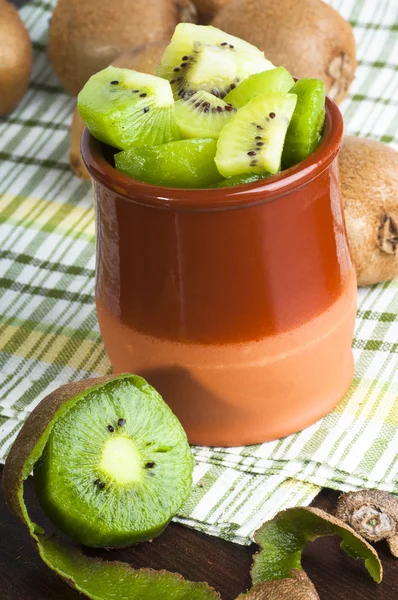 Kiwi im Tongefäß — Stockfoto