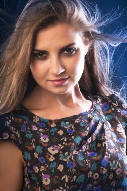 Uçan saçlı kadın.