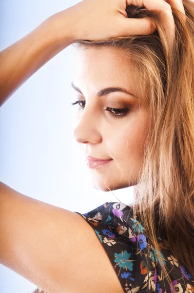 Mujer joven tocándose el pelo —  Fotos de Stock