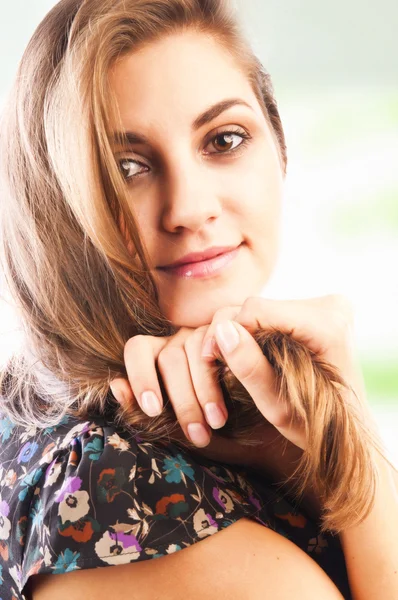 Mujer joven con el pelo largo — Foto de Stock