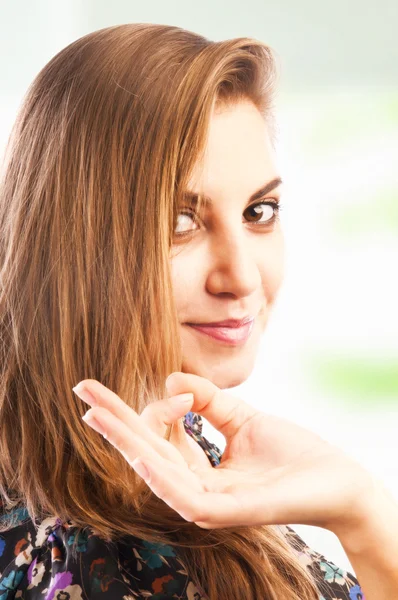 Mujer mostrando "OK" signo — Foto de Stock