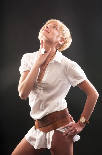 Mulher loira em camisa branca longa — Fotografia de Stock