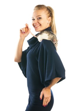 omzuna bir sıçan kadın