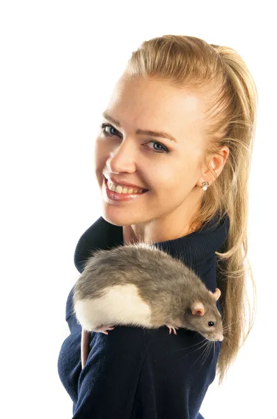Kobieta z szczur na jej ramieniu — Zdjęcie stockowe