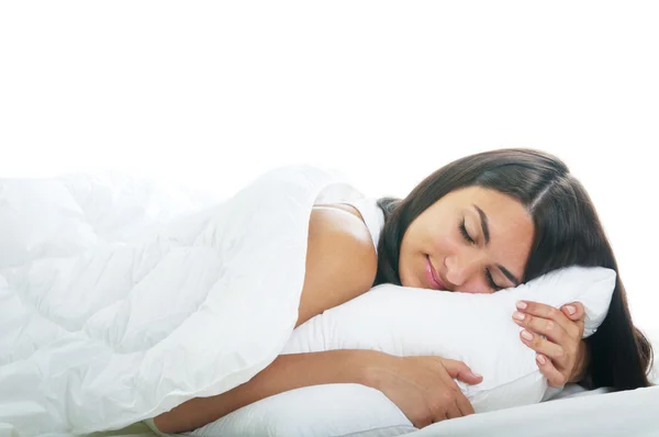 Молодая женщина, спящая на кровати — стоковое фото