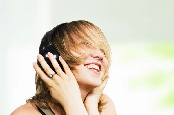 Ragazza felice ascoltando musica — Foto Stock