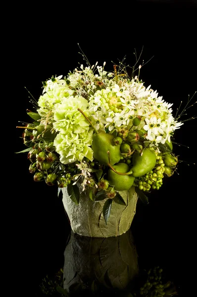 Boeket met peren en anjers — Stockfoto