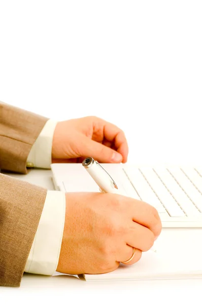 Mężczyzna ręce i laptopa z piórem — Zdjęcie stockowe