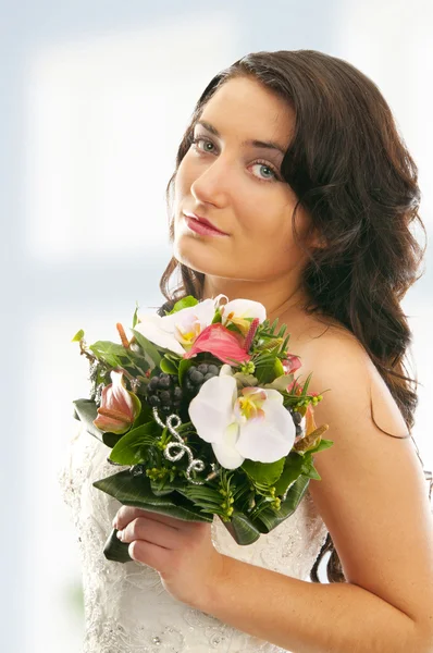 Braut mit Orchideenstrauß — Stockfoto