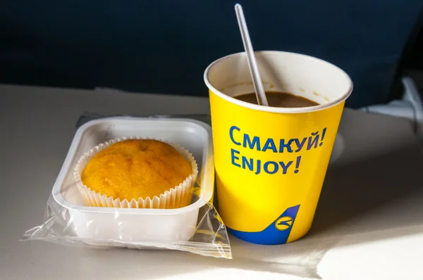 Cupcake dan kopi di pesawat — Stok Foto