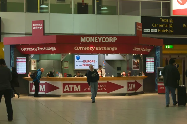 在盖特威克机场 moneycorp 办公室 — 图库照片