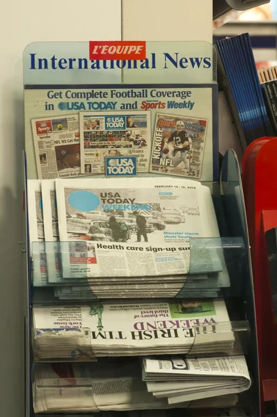 Newspaper stand in the London Gatwick Airport — Stock Photo, Image