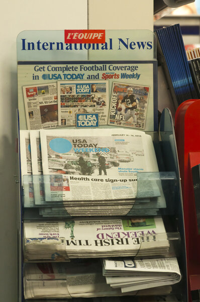 Газетный стенд в лондонском аэропорту Гатвик
