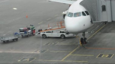 Havaalanında uçak Bagaj kaldırıldı