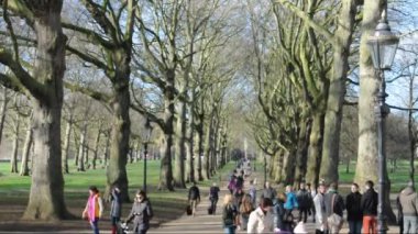 Parkta yürüyen insanlar.