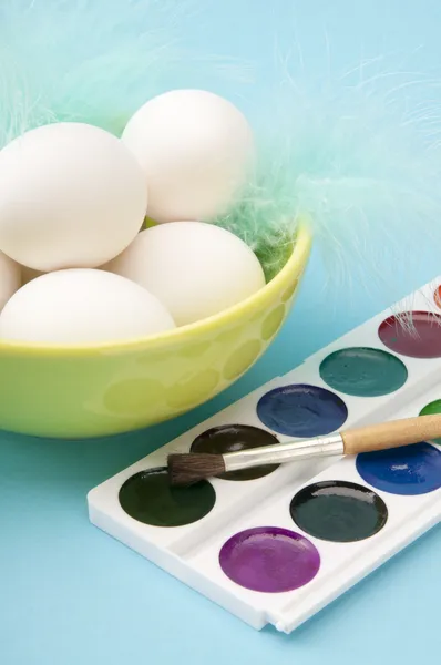 Akwarele z malowania pędzlem i Wielkanoc jaja — Zdjęcie stockowe