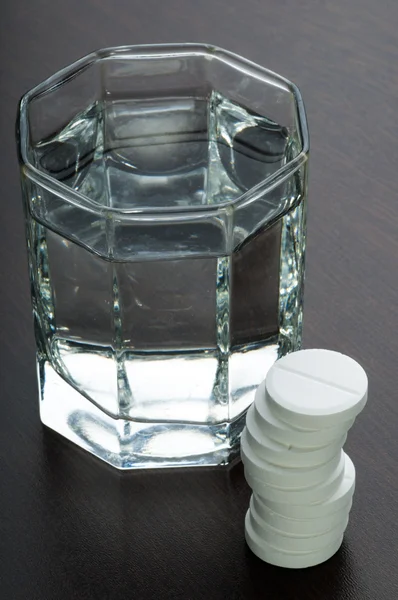 Wasser und Aspirin — Stockfoto