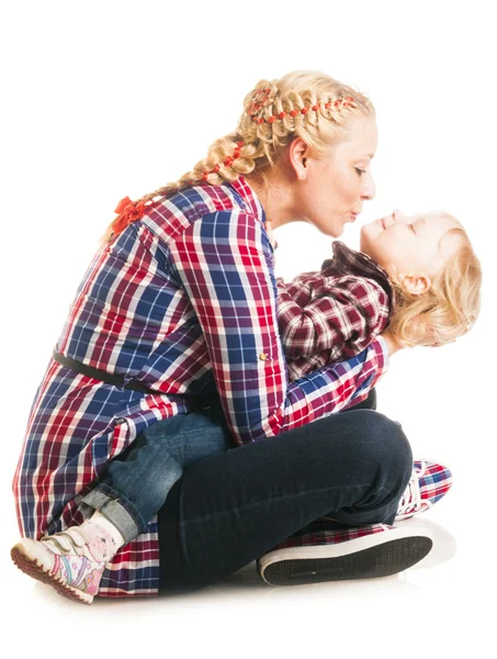 Moeder kussen dochter — Stockfoto