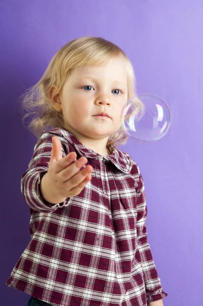 Meisje van de baby met bubble — Stockfoto