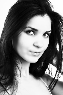 Güzel esmer kadın.