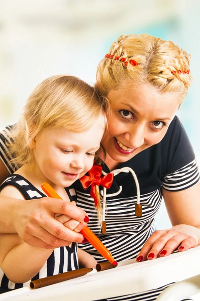 Mother and daughter drawing — Stock Photo, Image