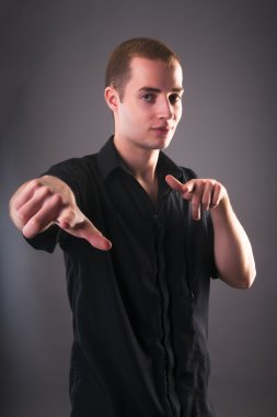 Sen adam pointind parmaklar