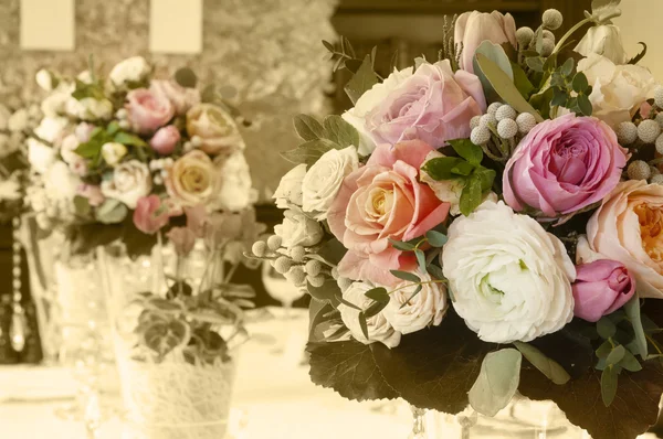 Sträuße von Rosen und Ranunkeln für die Hochzeit — Stockfoto