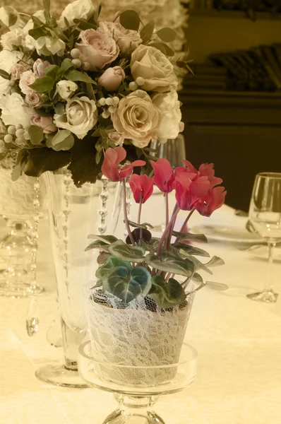 Bouquet van rozen en cyclamen — Stockfoto