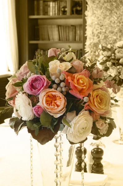 Wedding bouquet of roses and buttercups — Stock Photo, Image