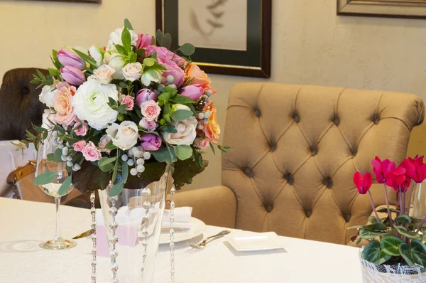 Rosas na mesa de casamento — Fotografia de Stock