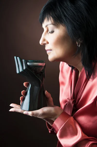 Mujer oliendo quemador de aceite de aromaterapia — Foto de Stock