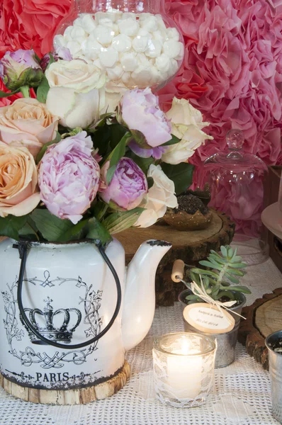 Dekoration mit Kerzen und Blumen — Stockfoto