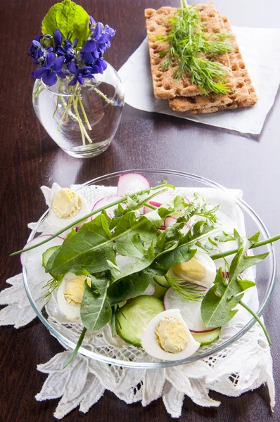 Весняний салат з листям кульбаби — стокове фото
