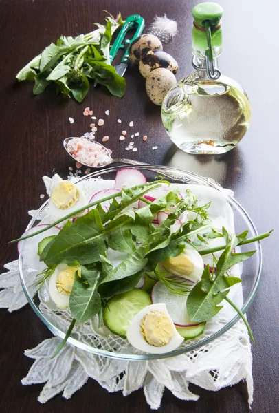 Salada de primavera com folhas de dente-de-leão — Fotografia de Stock