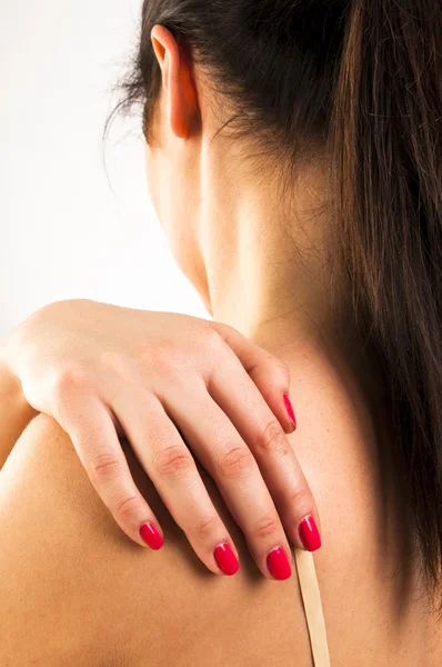 Женщина с болью в плече — стоковое фото