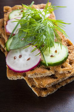 gevrek ekmek turp ve salatalık dilimleri ile