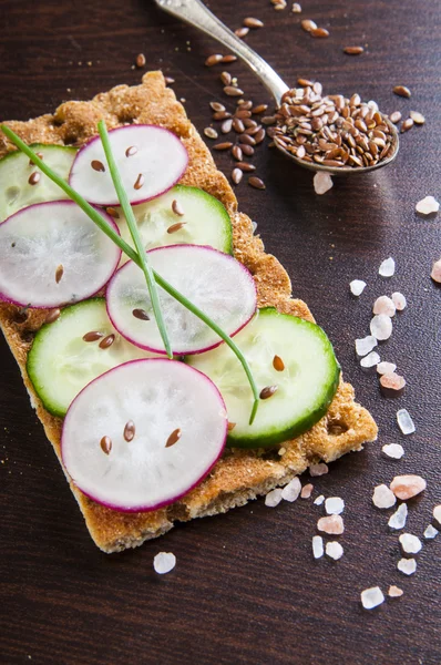 Pão crocante com rabanete e pepino — Fotografia de Stock Grátis