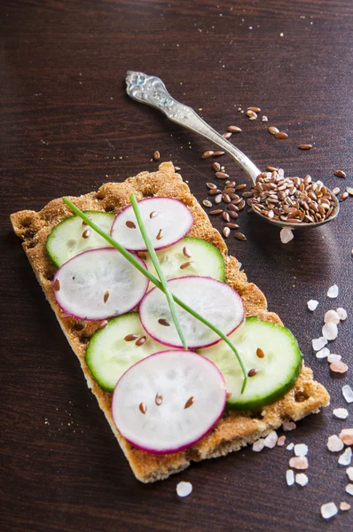 Knäckebröd med rädisor och gurka — Stockfoto