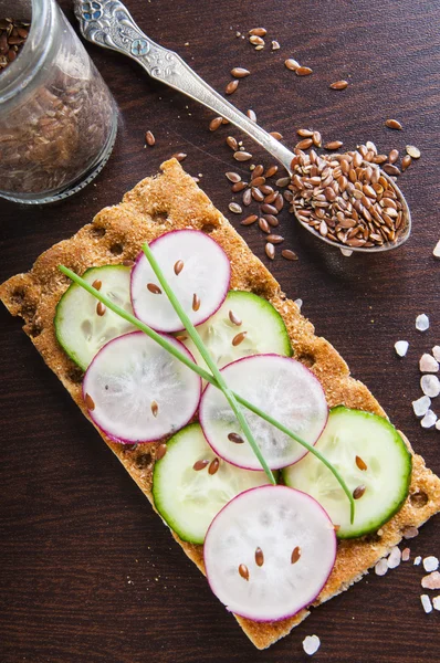 Pão crocante com rabanete e pepino — Fotografia de Stock