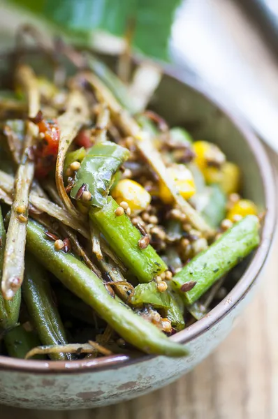 Salade de racines de bardane chaude — Photo gratuite