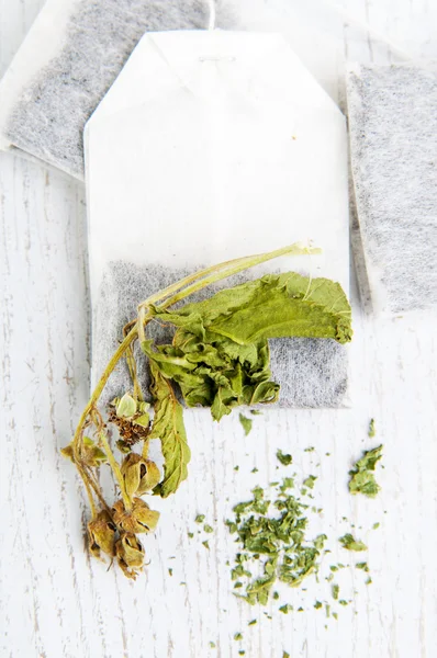 라스베리 잎 차 봉지 — 스톡 사진