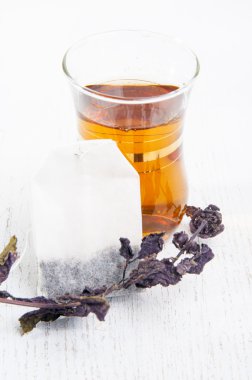 çay ve kuru fesleğen yaprağı