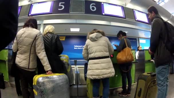 キエフのボルィースピリ国際空港のターミナル d で人の乗客 — ストック動画
