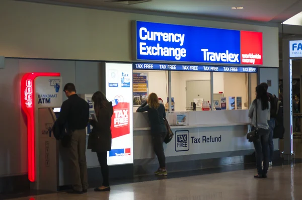 Wisselen van valuta en travelex in Praag luchthaven — Stockfoto