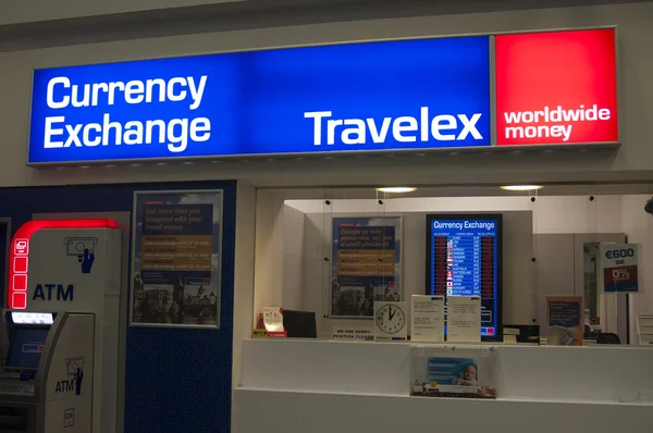 Обмен валюты и Travelex в аэропорту Праги — стоковое фото