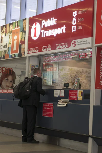 Человек покупает билеты в аэропорту Вацлава Гавела — стоковое фото